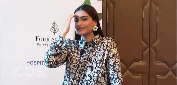  Sonam Kapoor Boobies Exposed, Wardrobe Malfunction Video !! HD